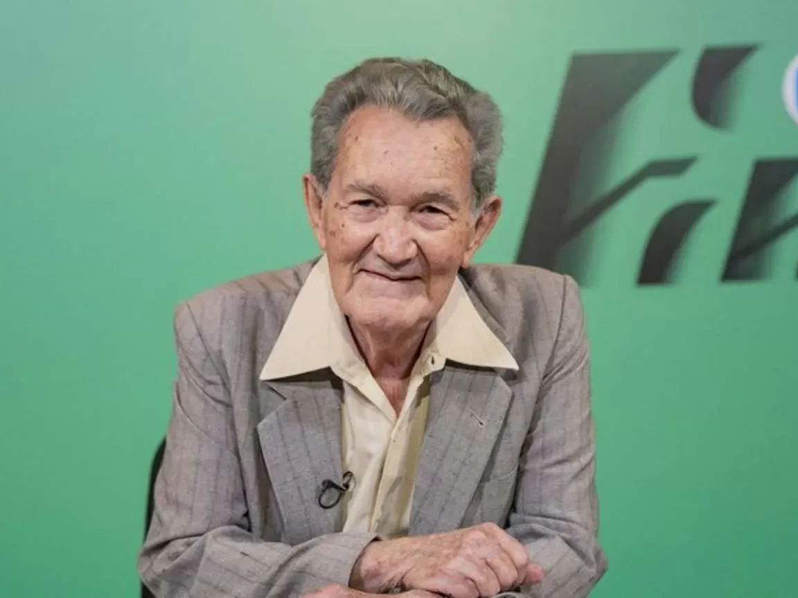 Léo Batista é diagnosticado com tumor no pâncreas e está internado na UTI