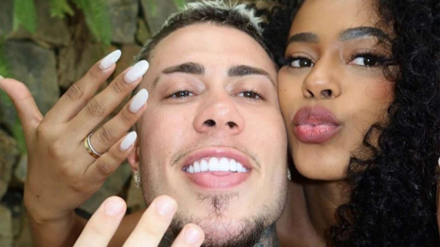 MC Daniel e Lorena Maria anunciam noivado e falam sobre a espera do primeiro filho