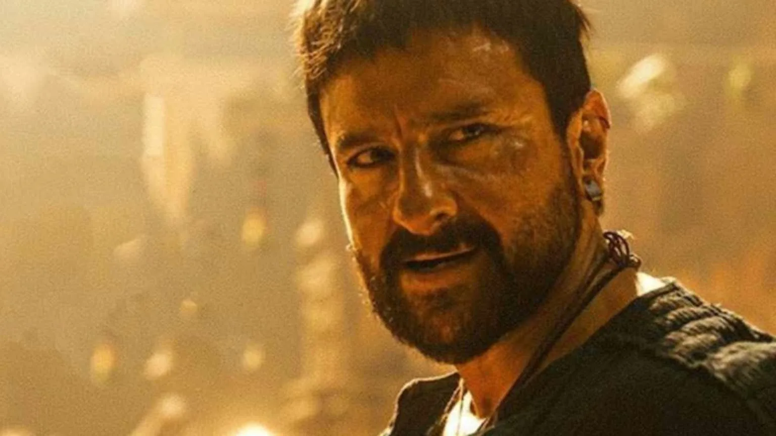 Saif Ali Khan, astro de Bollywood, passa por cirurgia após ser esfaqueado ao ter casa invadida