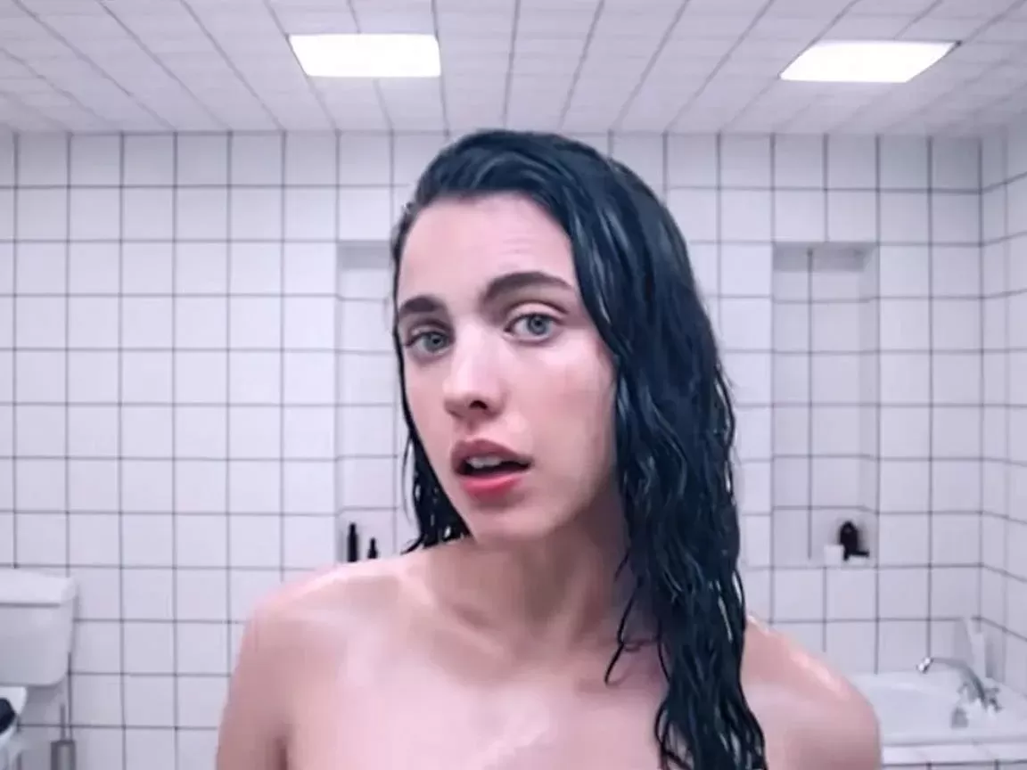 Margaret Qualley fala sobre os efeitos das próteses em A Substância: 'meu rosto ficou f0d1do'