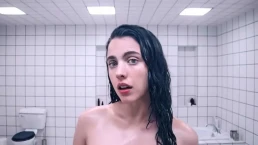 Margaret Qualley fala sobre os efeitos das próteses em A Substância: 'meu rosto ficou f0d1do'
