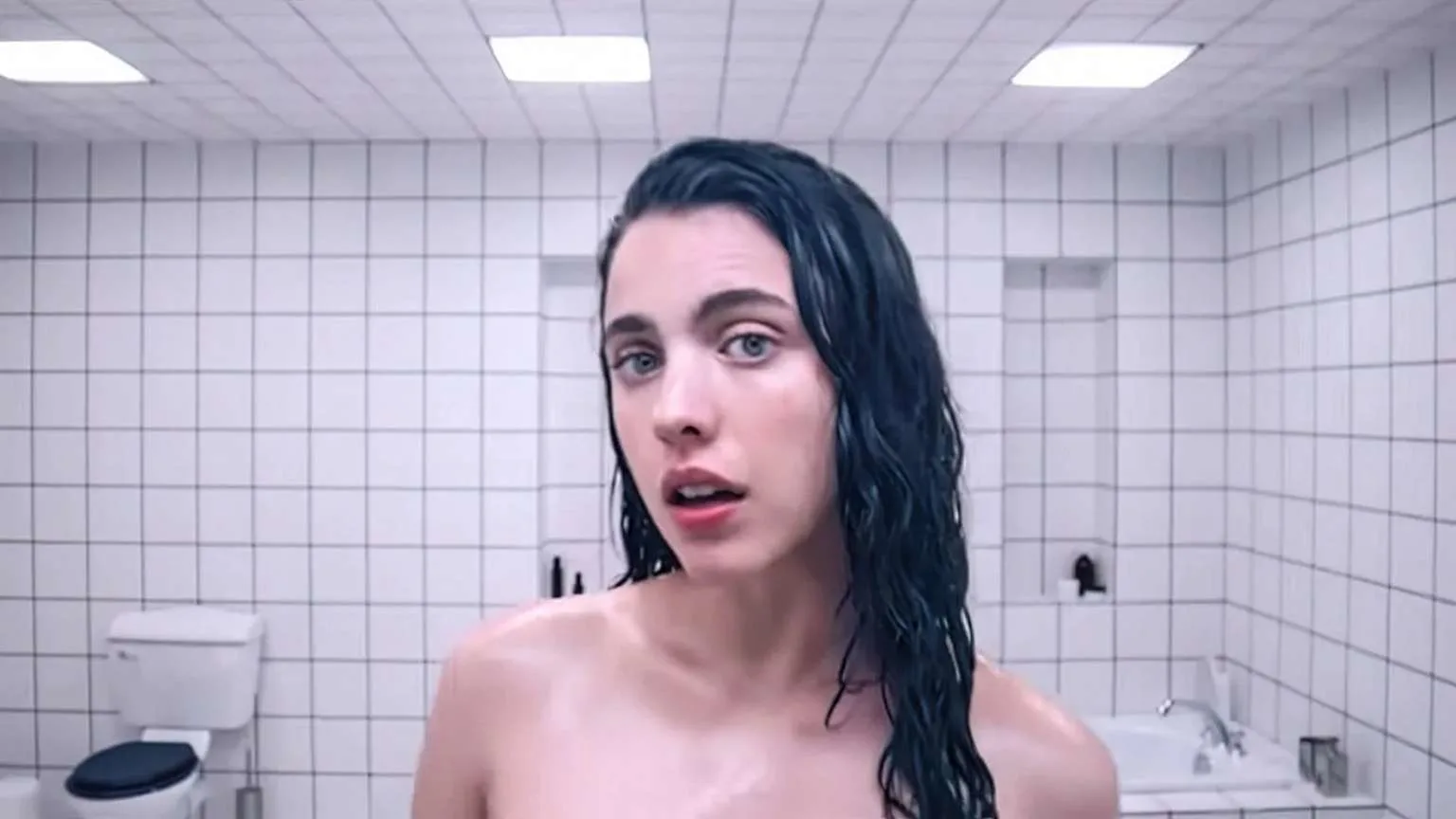 Margaret Qualley fala sobre os efeitos das próteses em A Substância: 'meu rosto ficou f0d1do'