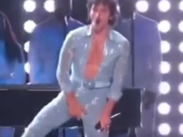 Benson Boone viraliza no Grammy 2025 após ajuste 'indiscreto' durante apresentação