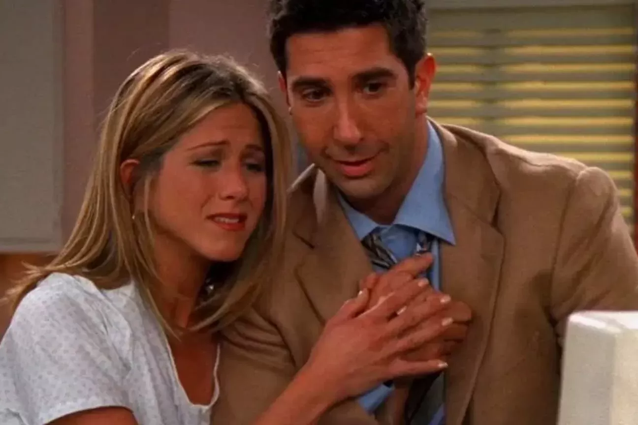 Jennifer Aniston estaria preocupada com novo romance de David Schwimmer com mulher 29 anos mais nova