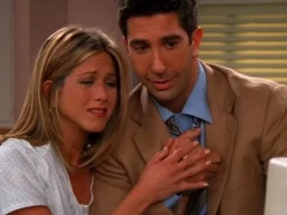 Jennifer Aniston estaria preocupada com novo romance de David Schwimmer com mulher 29 anos mais nova