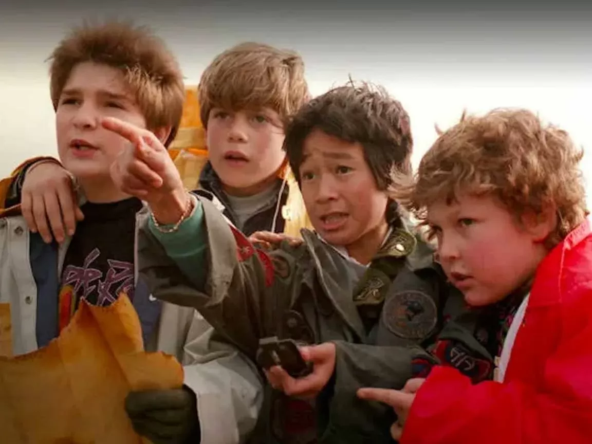 Elenco de Os Goonies se reúne e emociona fãs em Hollywood