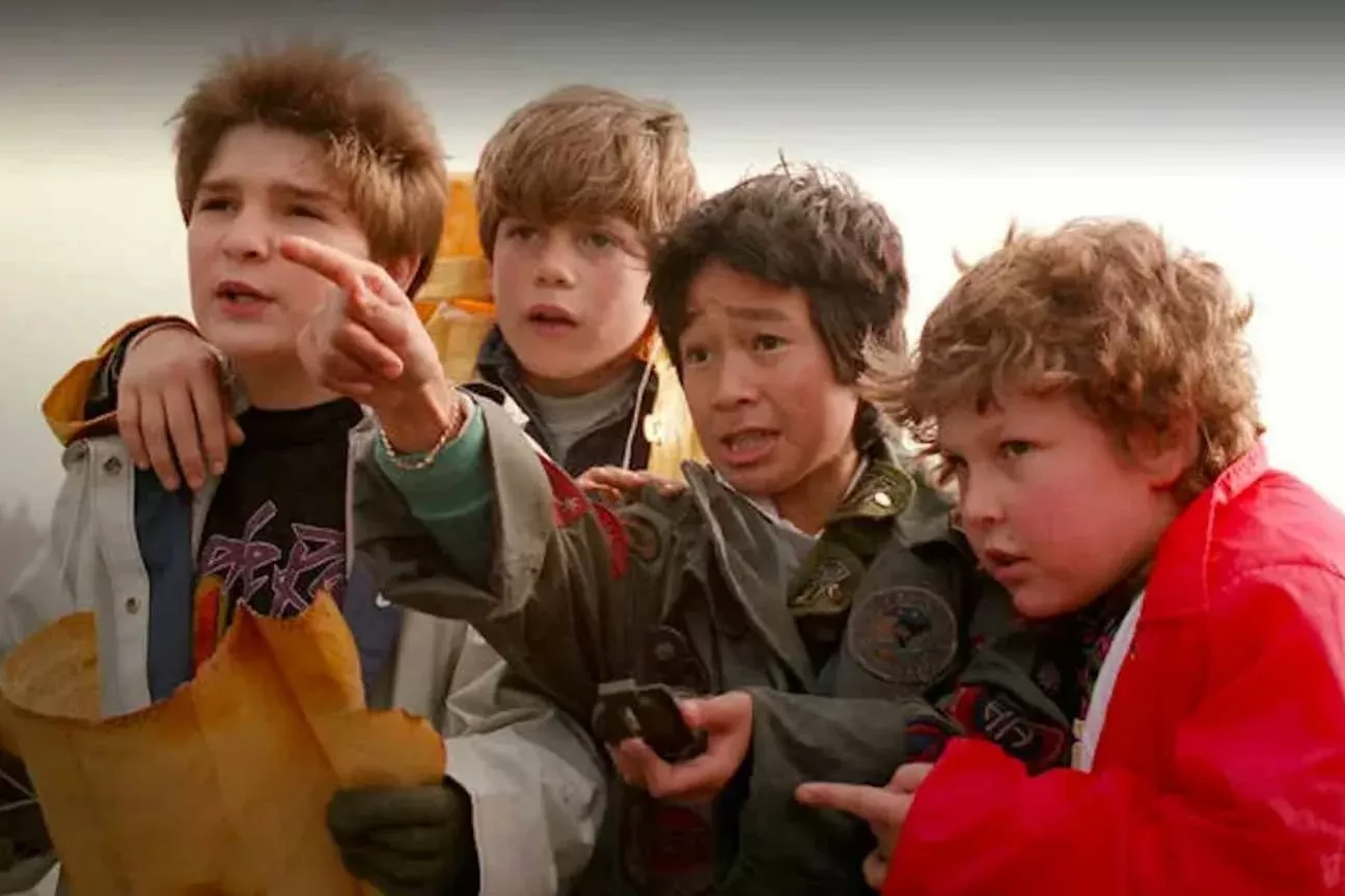 Elenco de Os Goonies se reúne e emociona fãs em Hollywood