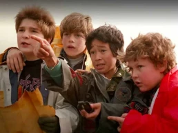 Elenco de Os Goonies se reúne e emociona fãs em Hollywood