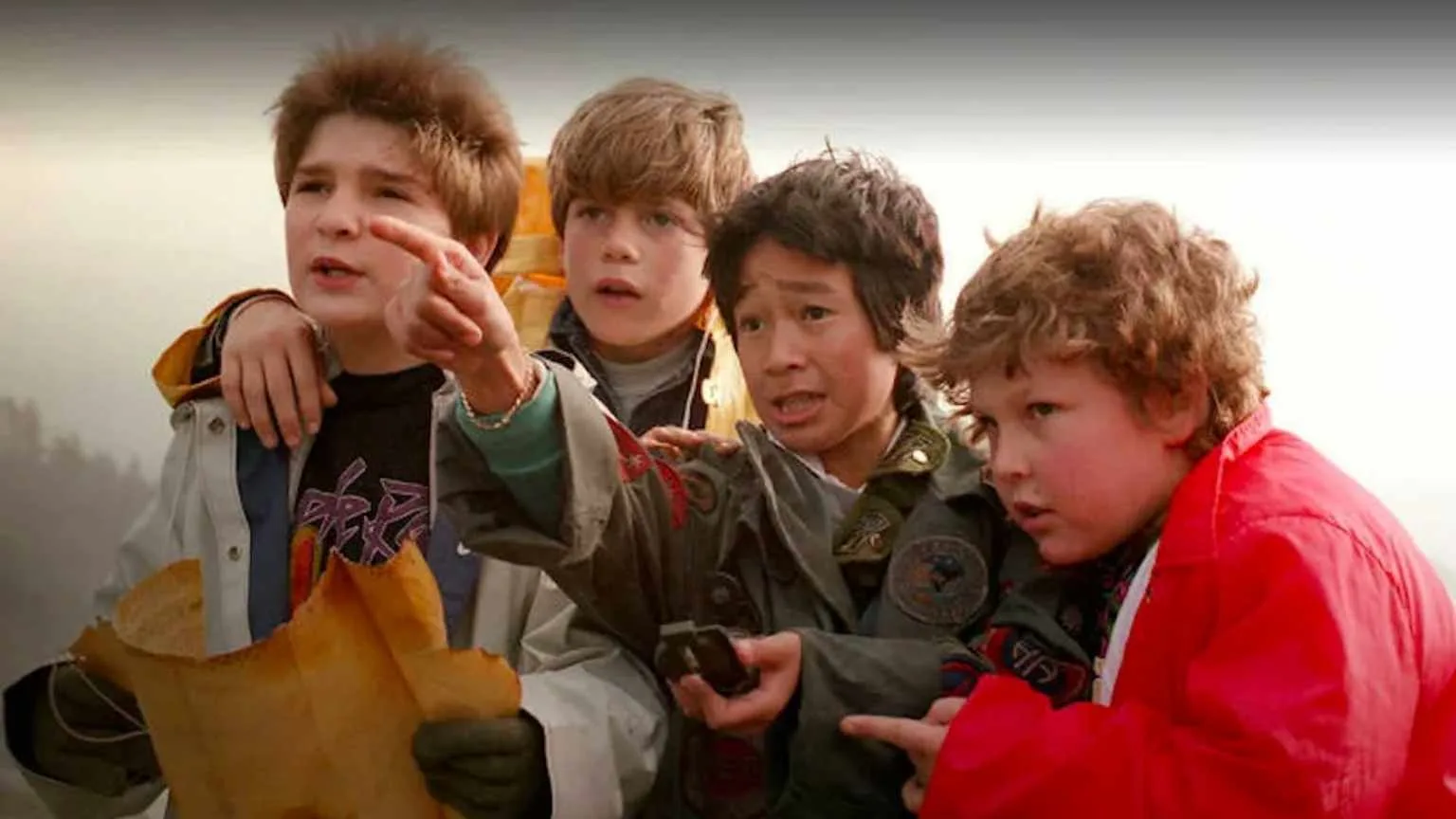 Elenco de Os Goonies se reúne e emociona fãs em Hollywood