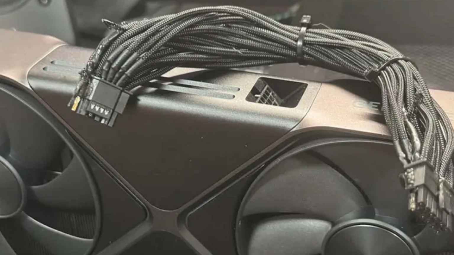 Usuários da RTX 5090 relatam conectores derretidos ao usar cabos de terceiros