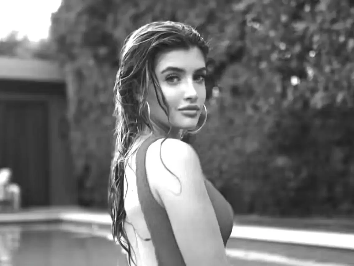 Sami Sheen, filha de Charlie Sheen, fatura mais de R$ 17 milhões no OnlyFans e conquista independência financeira