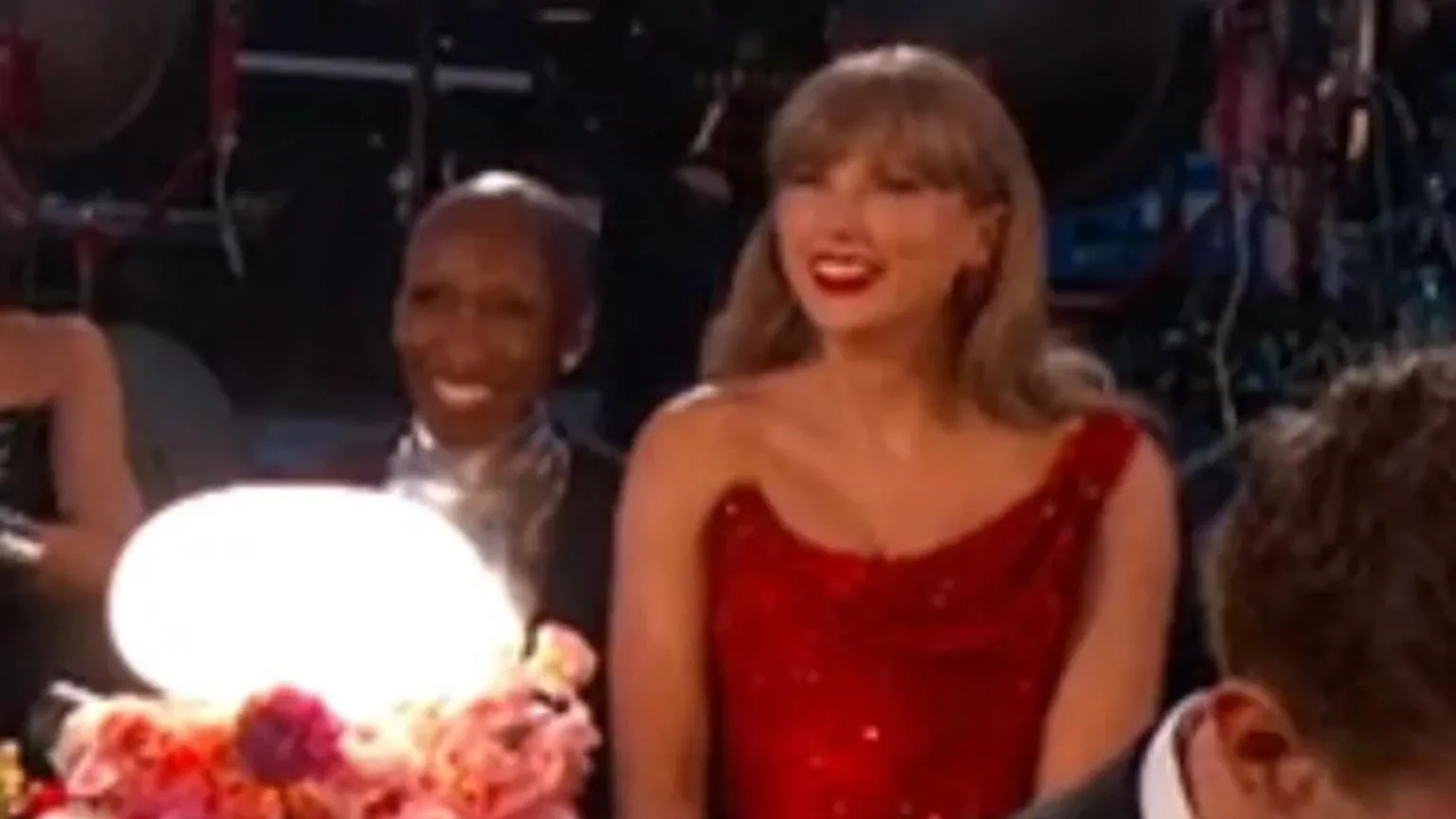 Taylor Swift e Cynthia Erivo dividiram assento no Grammy 2025 e viralizaram