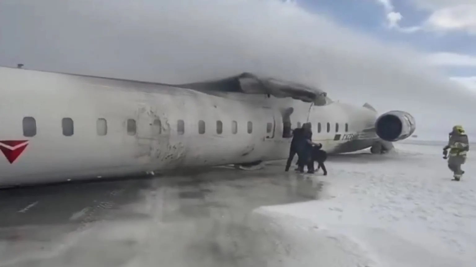 Avião da Delta Airlines sofre acidente e 'capota' no aeroporto de Toronto