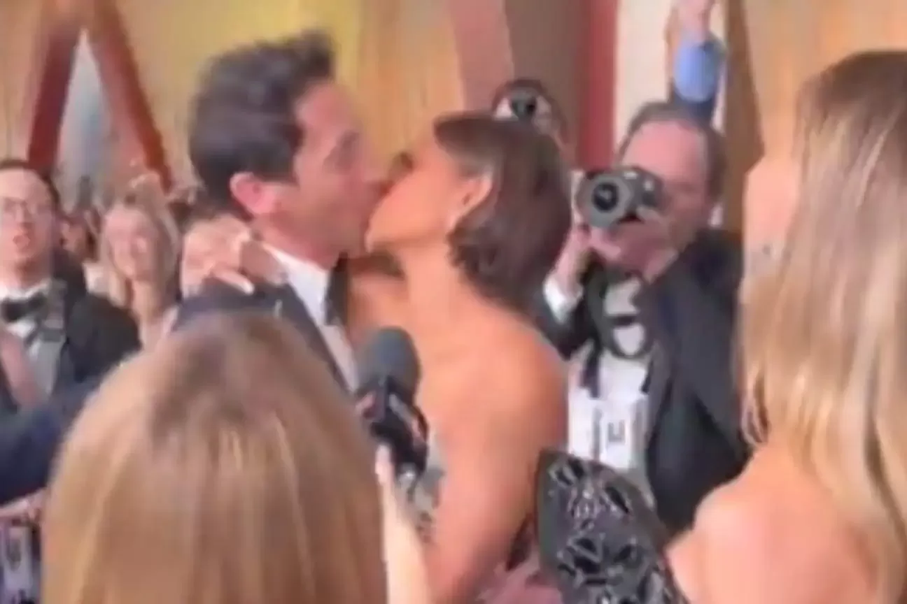 Halle Berry se vinga de Adrien Brody com beijo no tapete vermelho após 22 anos