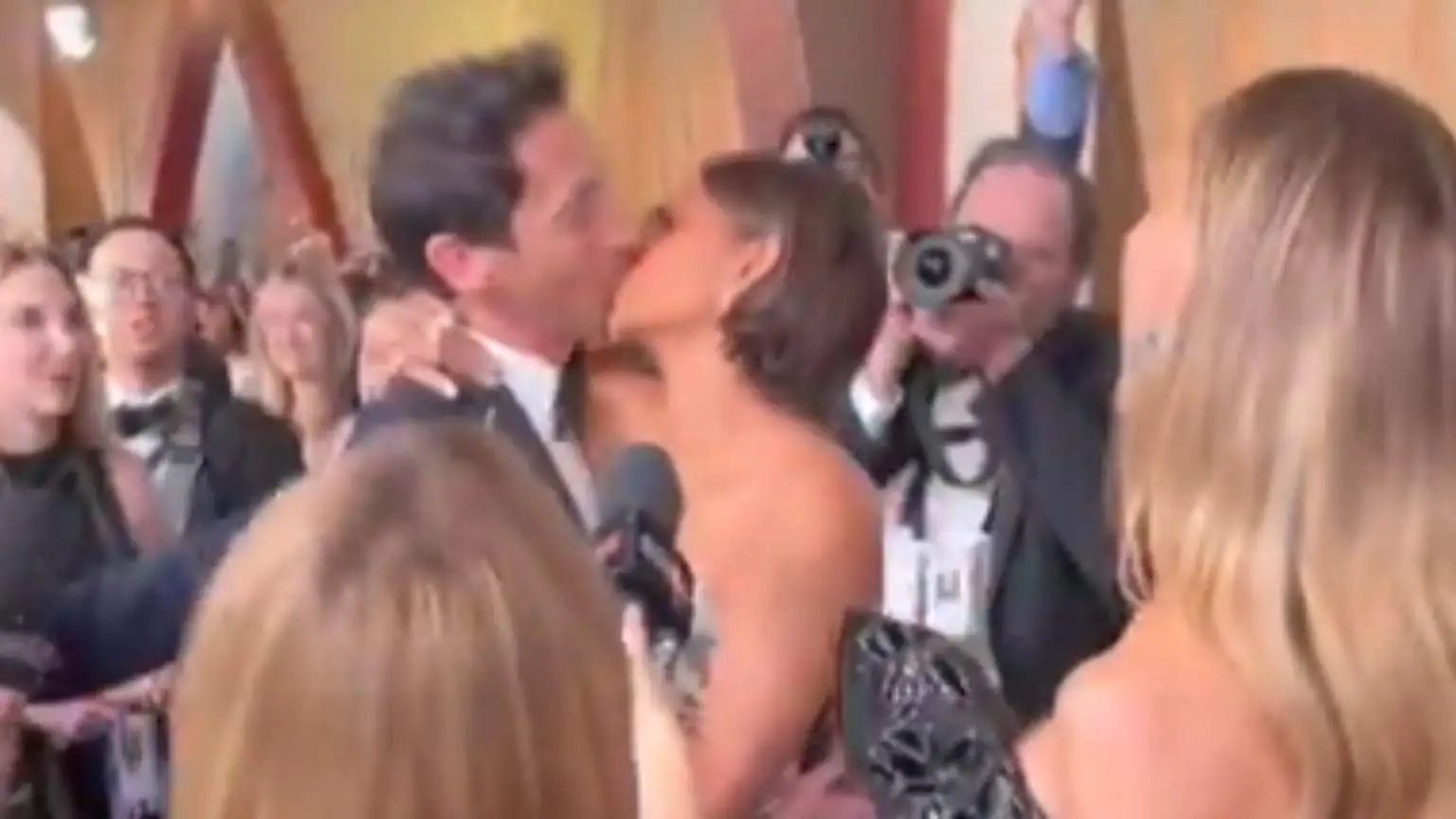 Halle Berry se vinga de Adrien Brody com beijo no tapete vermelho após 22 anos