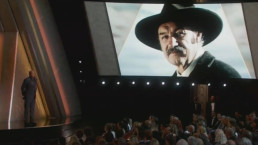 Oscar 2025: In Memoriam emociona, mas omissão de Tony Todd, Alain Delon e Michelle Trachtenberg gera revolta nas redes.