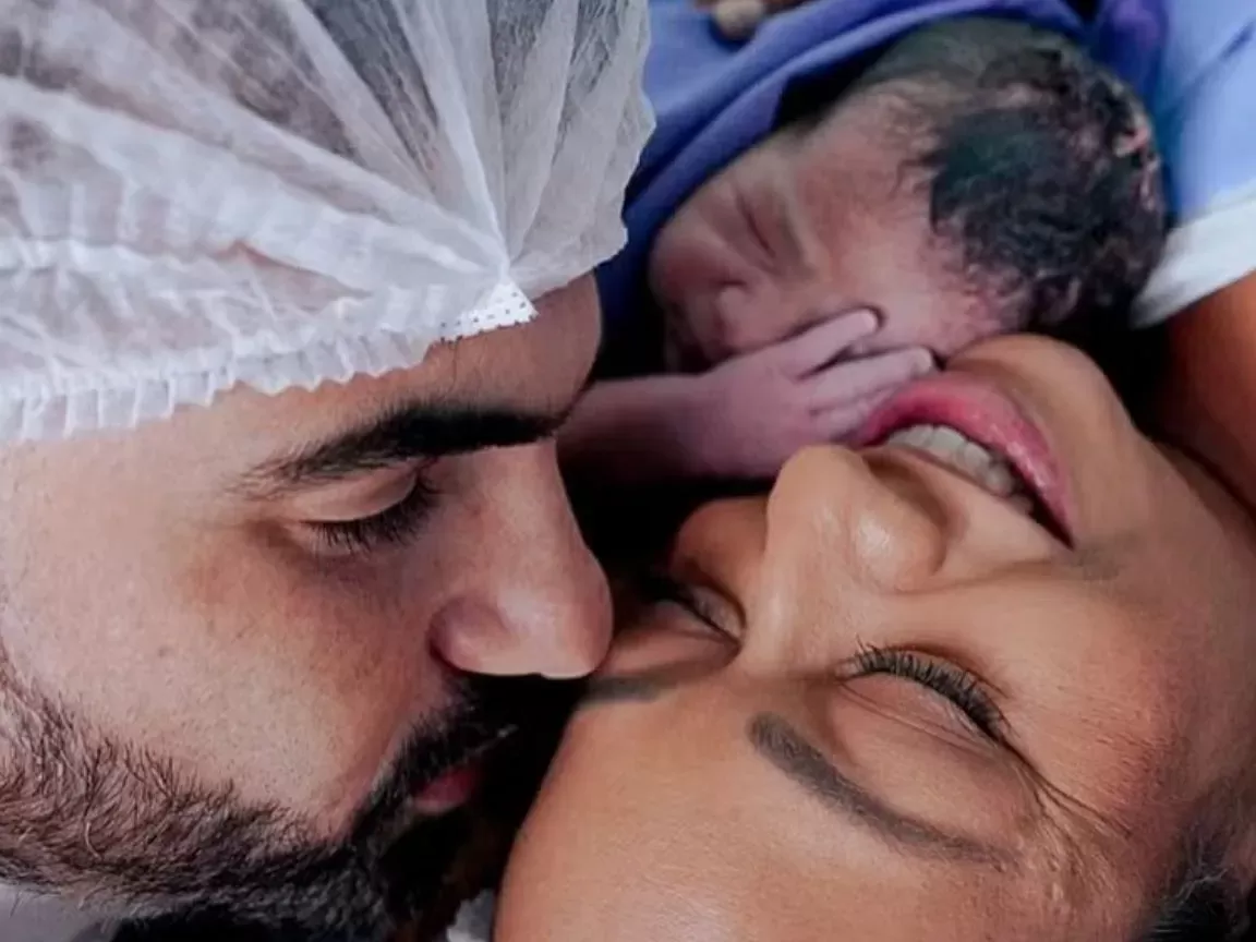 Aretha Oliveira celebra nascimento da filha Aniki com mensagem emocionante nas redes sociais