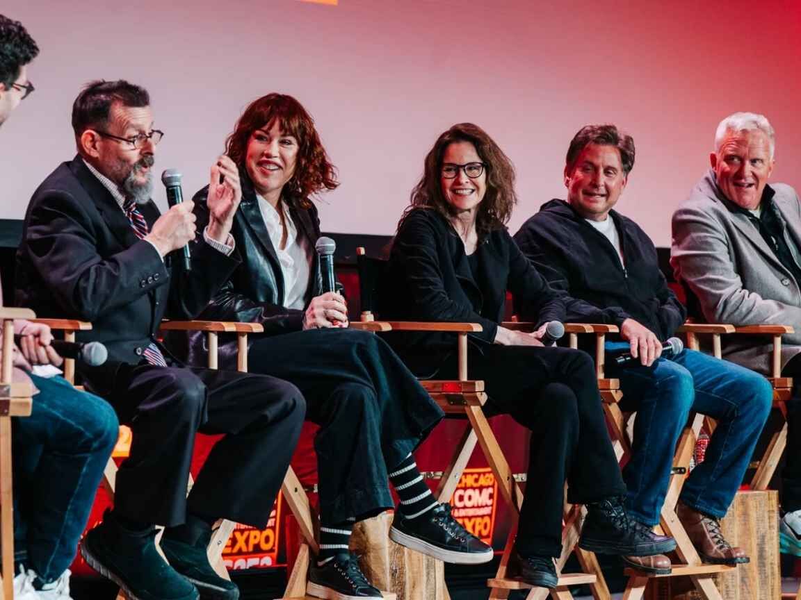 Clube dos Cinco: Elenco se reúne após 40 anos e emociona fãs em evento nos EUA