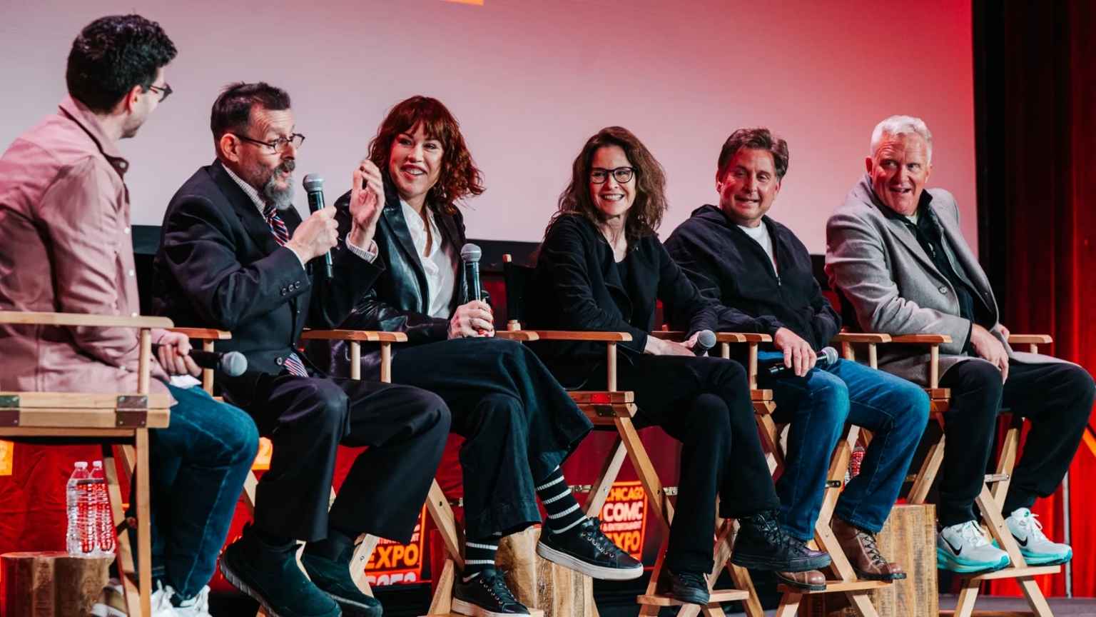 Clube dos Cinco: Elenco se reúne após 40 anos e emociona fãs em evento nos EUA
