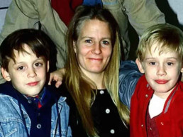Mãe de Macaulay e Kieran Culkin vive em dificuldades aos 70 anos: 'Estamos lutando para sobreviver'