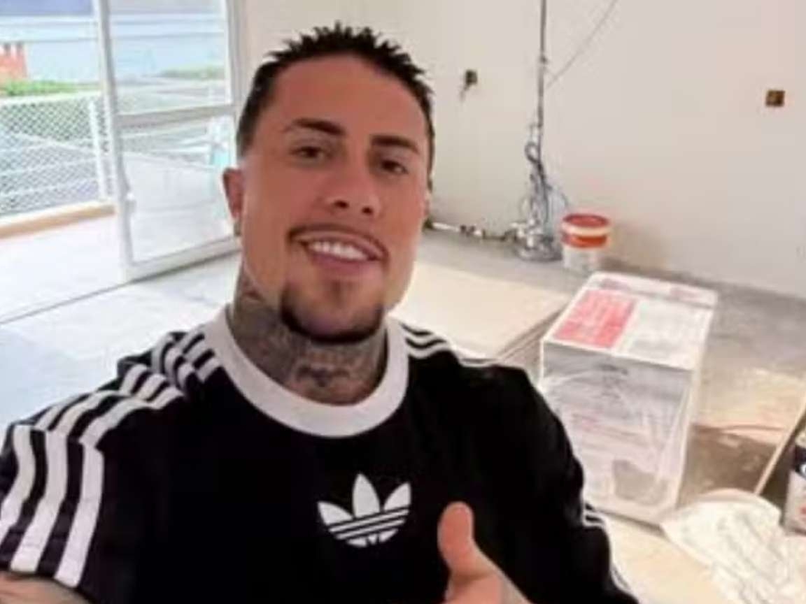 MC Daniel exibe vaso sanitário de luxo em reforma do quarto com a namorada Lorena Maria
