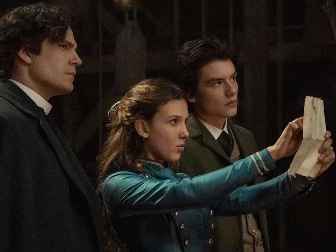 Enola Holmes 3 está em produção: Netflix confirma retorno de Millie Bobby Brown e elenco principal