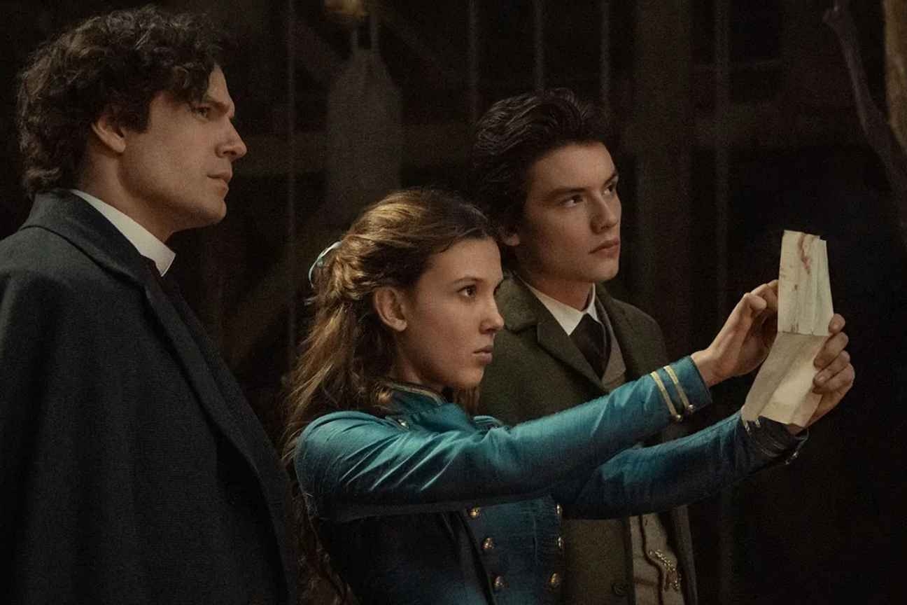 Enola Holmes 3 está em produção: Netflix confirma retorno de Millie Bobby Brown e elenco principal