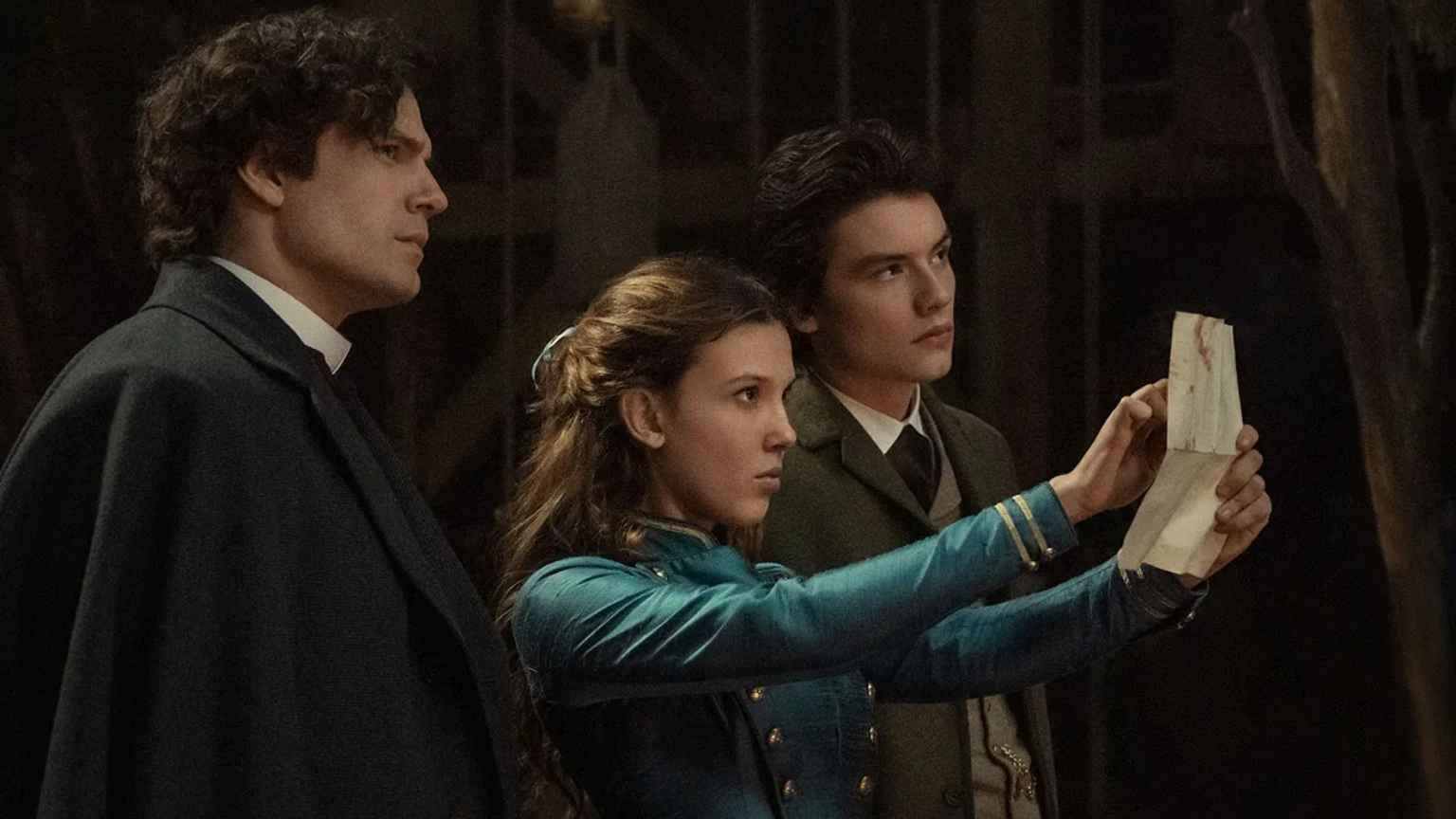 Enola Holmes 3 está em produção: Netflix confirma retorno de Millie Bobby Brown e elenco principal