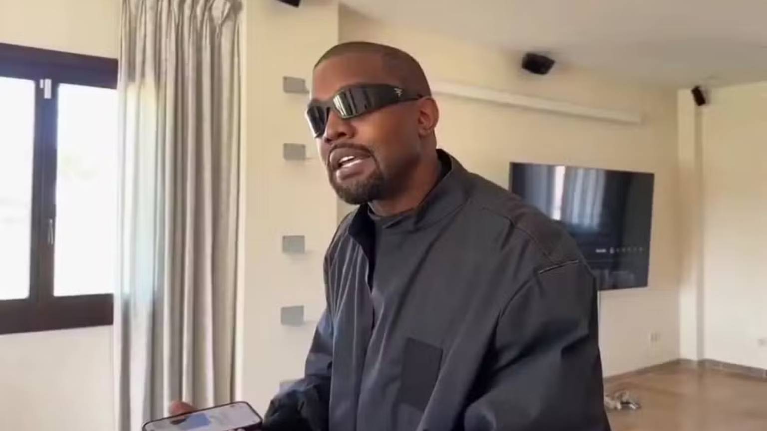 Kanye West polemiza em live na Twitch e diz que deveria ter filhos com Paris Hilton