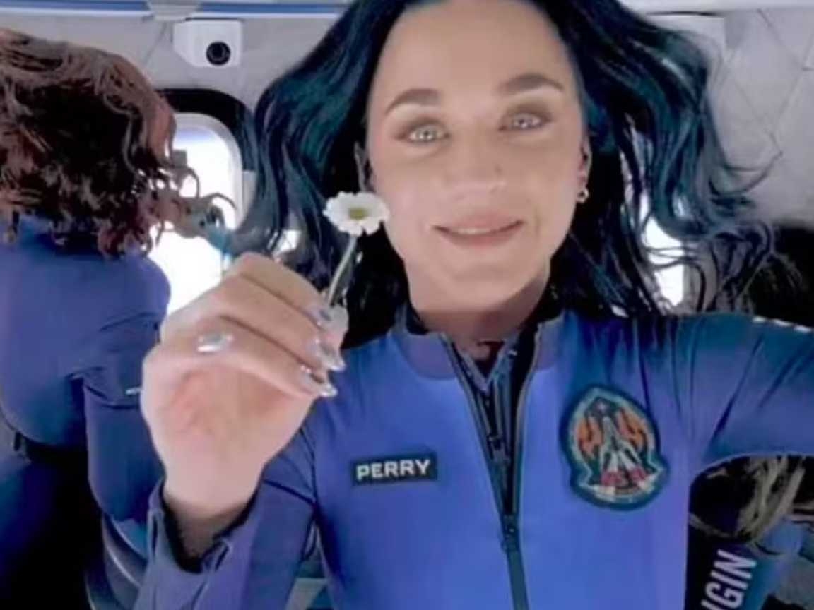 Katy Perry lamenta 'espetáculo' em viagem ao espaço e enfrenta críticas por impacto ambiental