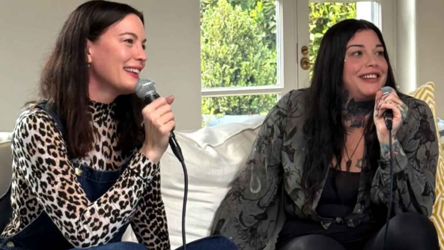 Liv e Mia Tyler descobriram que eram irmãs durante show de Steven Tyler