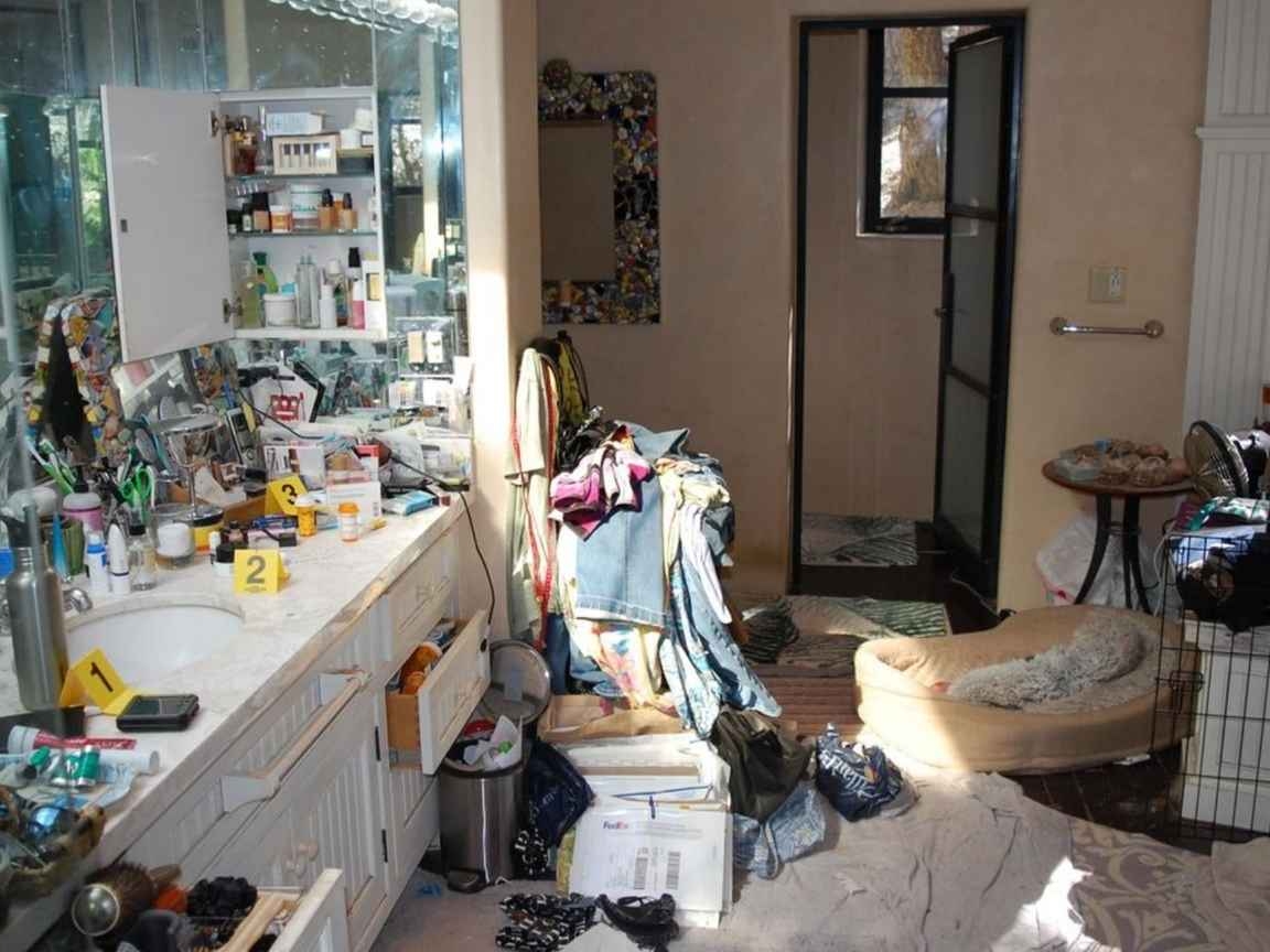 Imagens revelam estado chocante da casa de Gene Hackman antes de sua morte: desordem e sinais de negligência