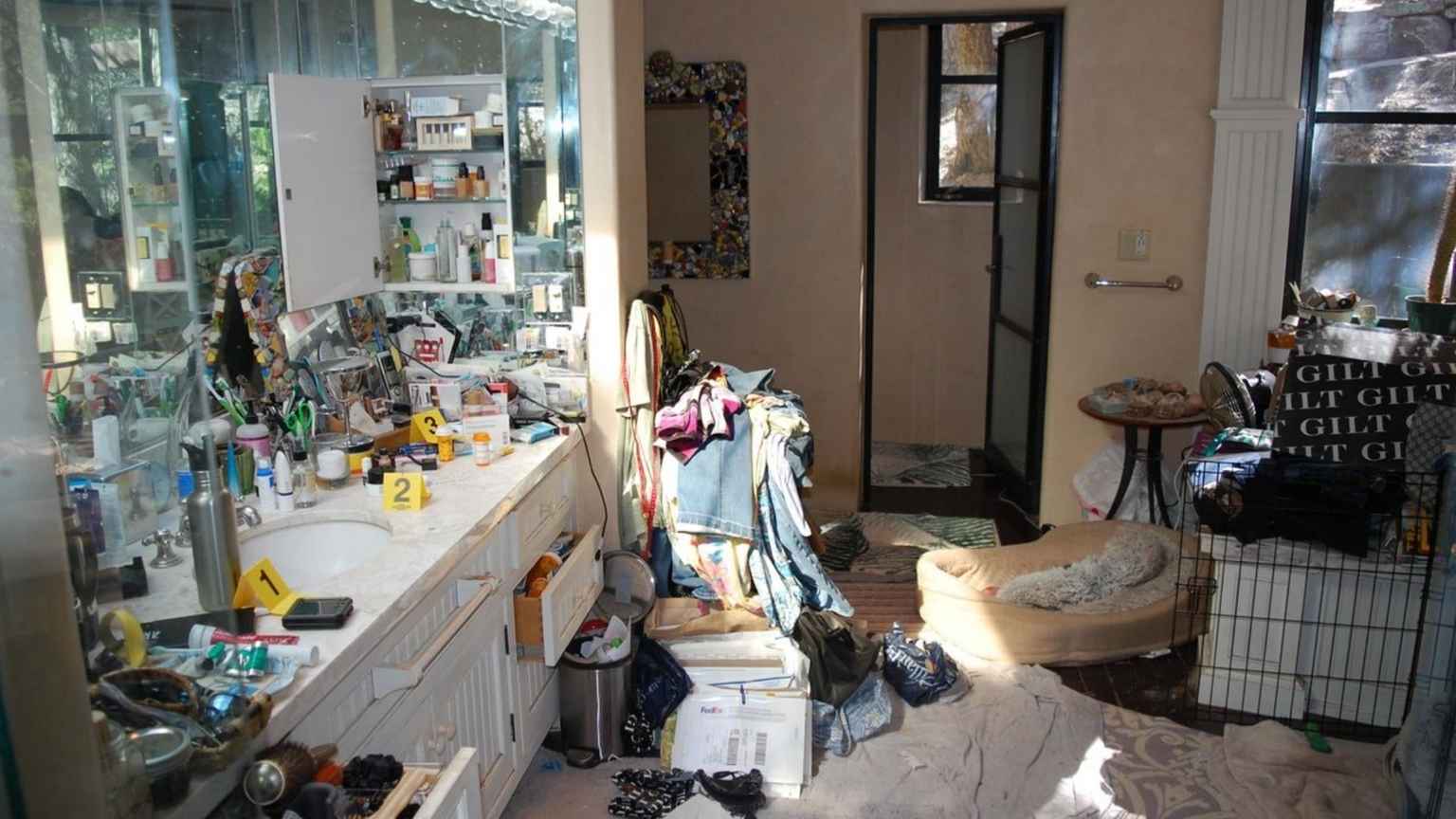 Imagens revelam estado chocante da casa de Gene Hackman antes de sua morte: desordem e sinais de negligência