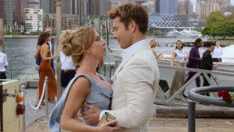 Mãe de Glen Powell nega romance com Sydney Sweeney e esclarece rumores