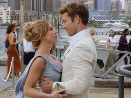 Mãe de Glen Powell nega romance com Sydney Sweeney e esclarece rumores