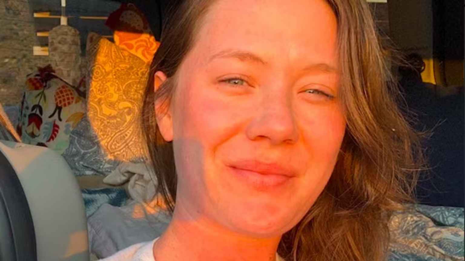 Filha de Tom Hanks revela traumas da infância e elogia relação com Rita Wilson: “Minha outra mãe”