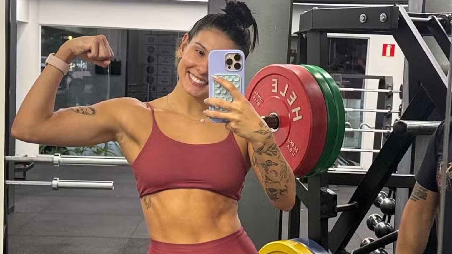 Ana Castela exibe shape trincado e mostra força na academia: “Foco total”