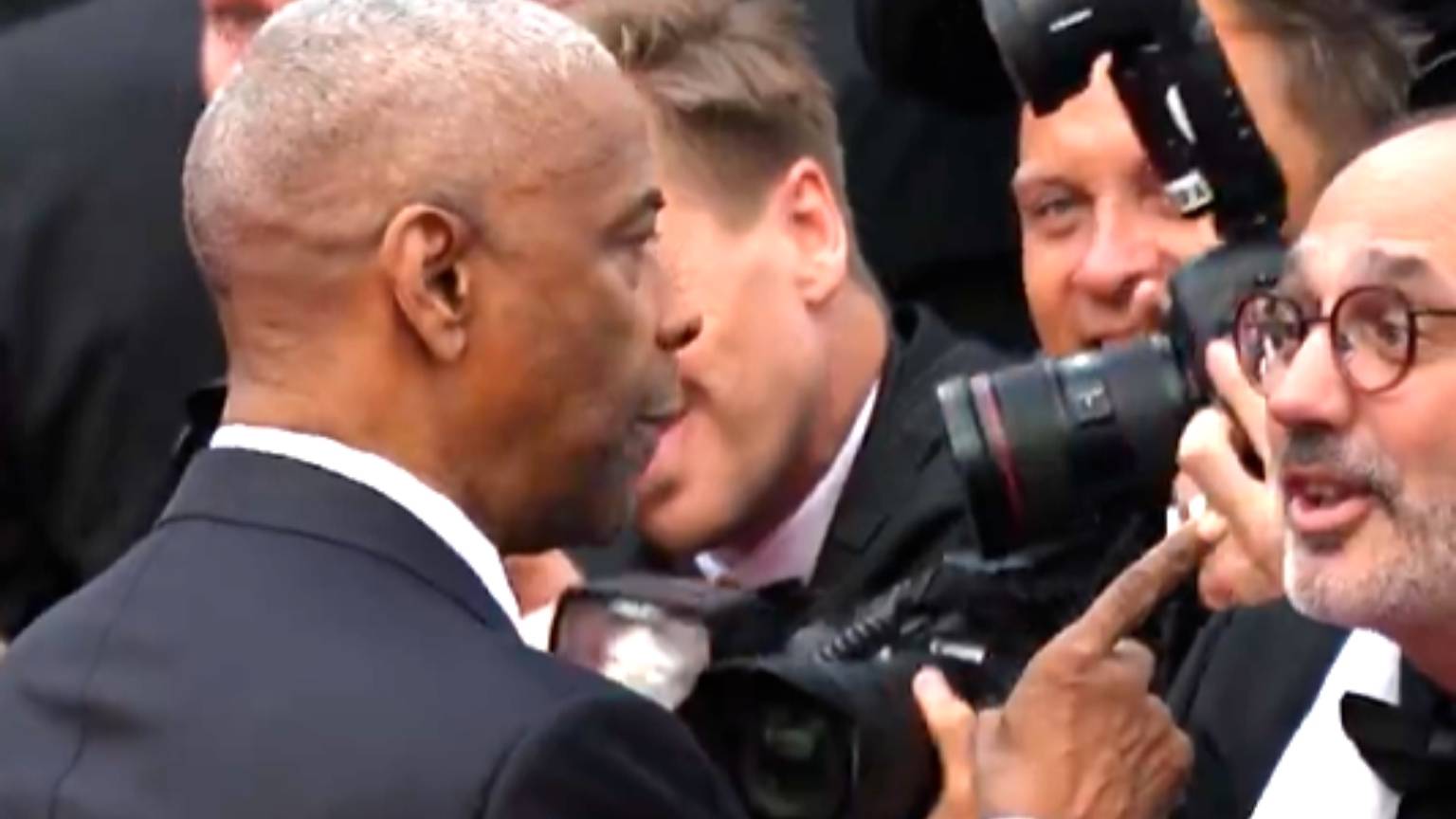 Denzel Washington se irrita com fotógrafo em Cannes após ser tocado sem permissão