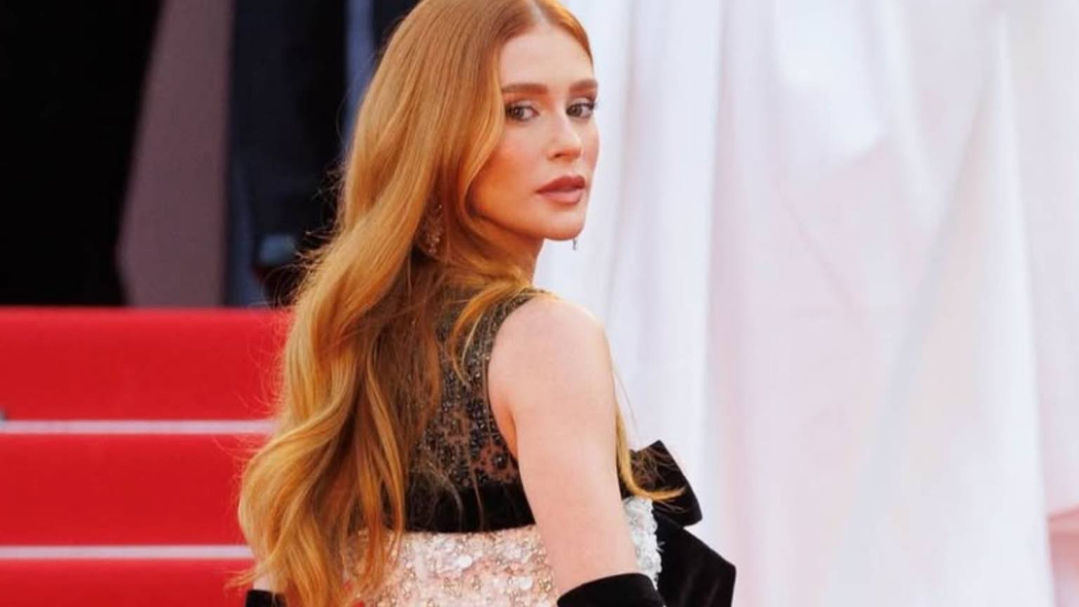 Marina Ruy Barbosa brilha no tapete vermelho de Cannes com look belíssimo