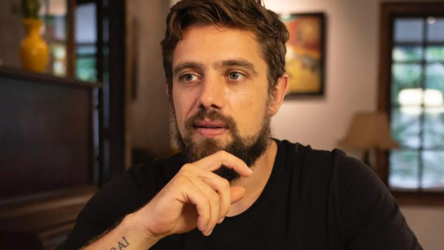 Rafael Cardoso expõe briga judicial com Mariana Bridi e diz estar há meses sem ver os filhos