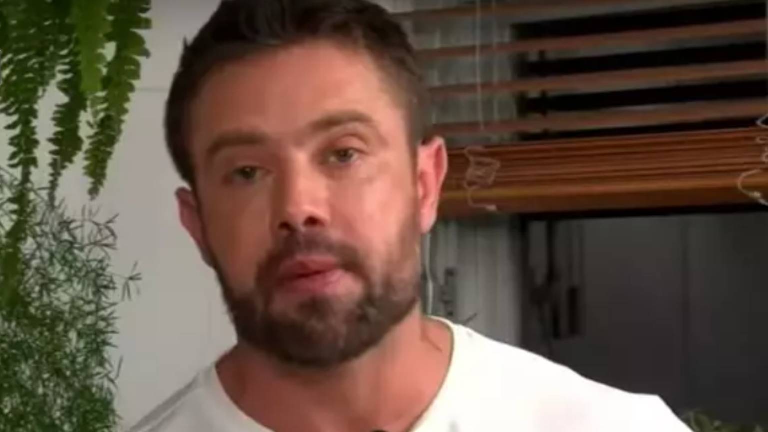 Rafael Cardoso relembra beijo técnico em atriz com mau hálito: 'bicho morto na boca'