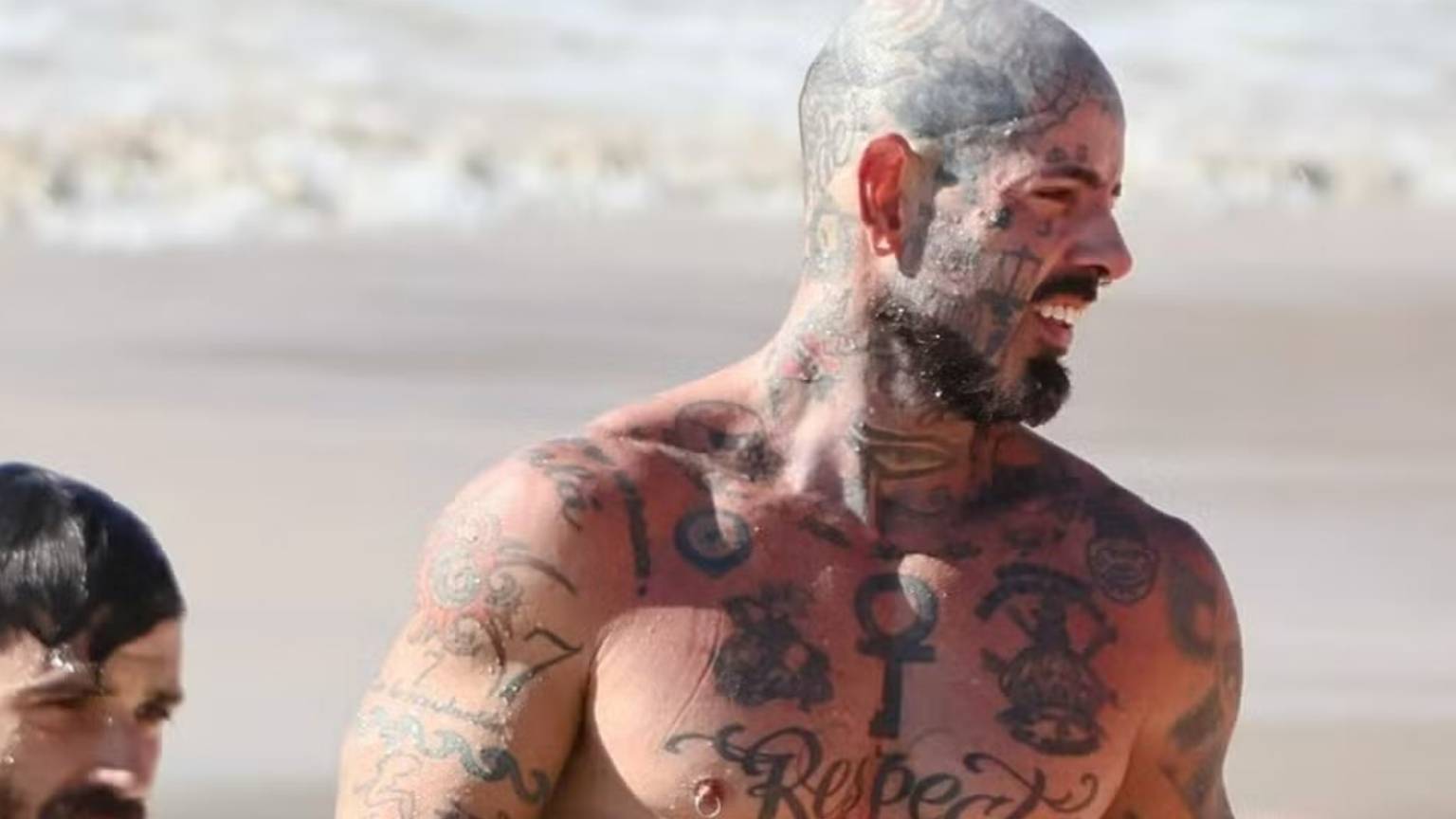 Aos 47, Tico Santa Cruz exibe forma física em Copacabana e revela segredos da transformação