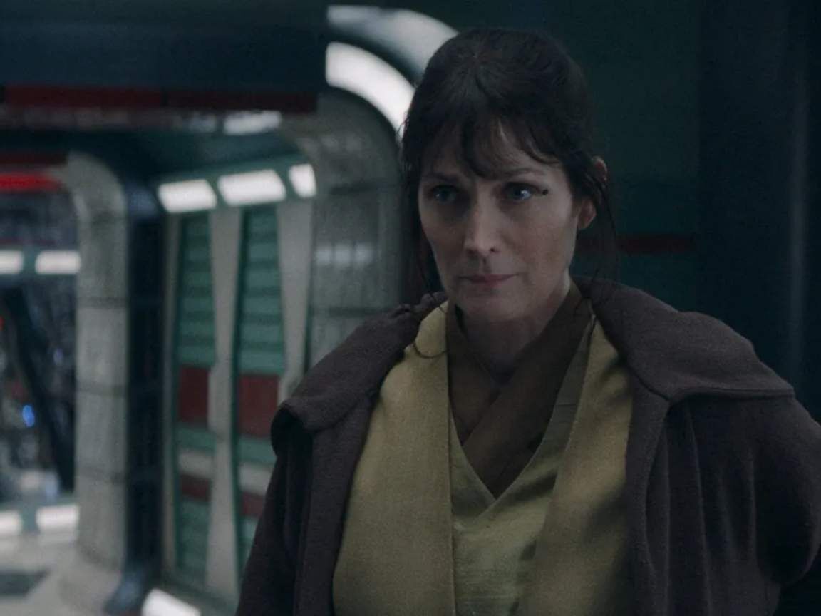'Como não pensei nisso?': Carrie-Anne Moss reage à revolta dos fãs por morte de sua personagem em 'The Acolyte'