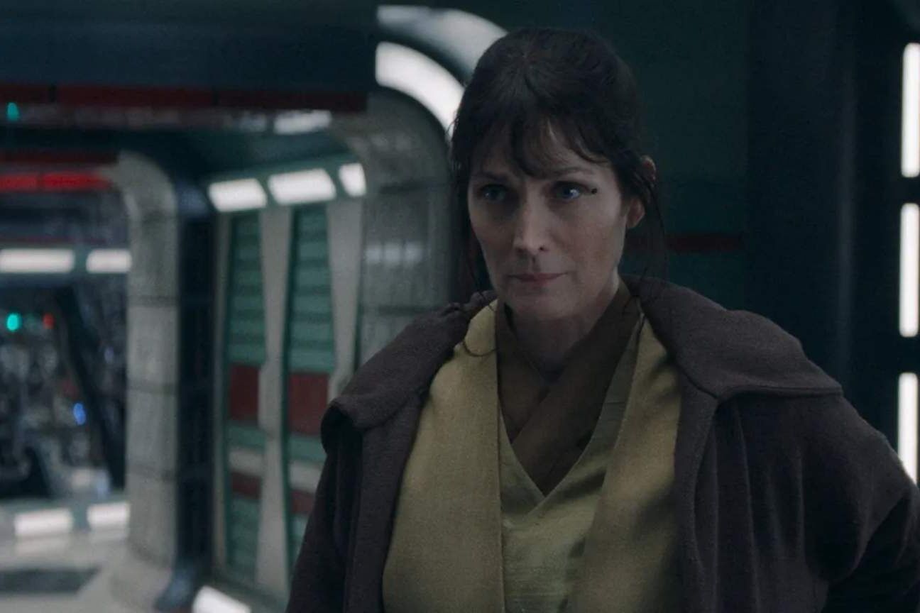 'Como não pensei nisso?': Carrie-Anne Moss reage à revolta dos fãs por morte de sua personagem em 'The Acolyte'