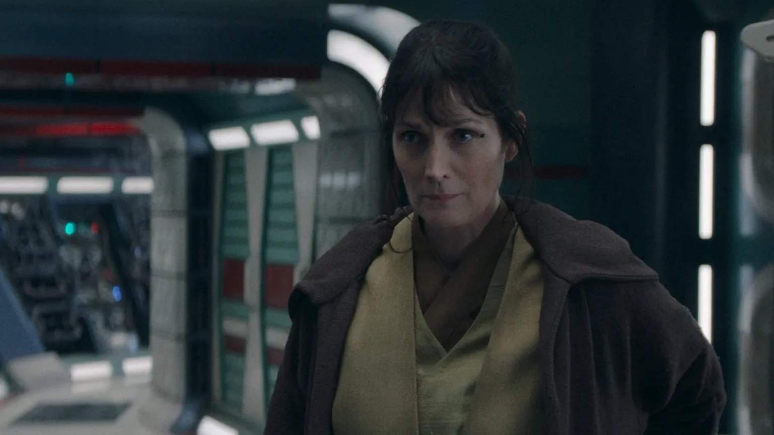 'Como não pensei nisso?': Carrie-Anne Moss reage à revolta dos fãs por morte de sua personagem em 'The Acolyte'
