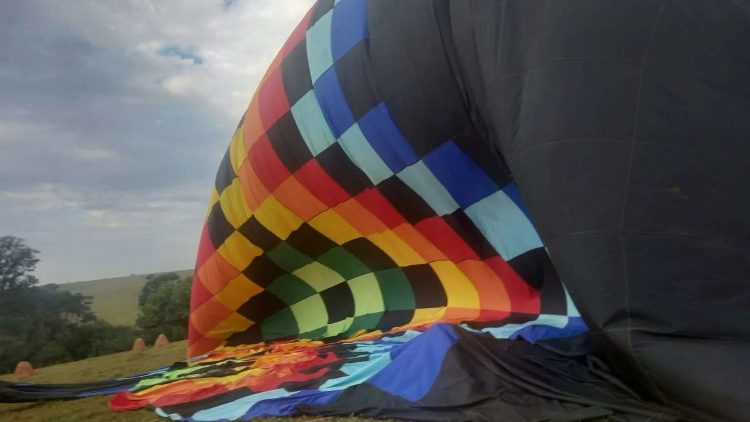 Susto no céu de Sorocaba: Balão faz pouso forçado, mas piloto e especialista negam emergência