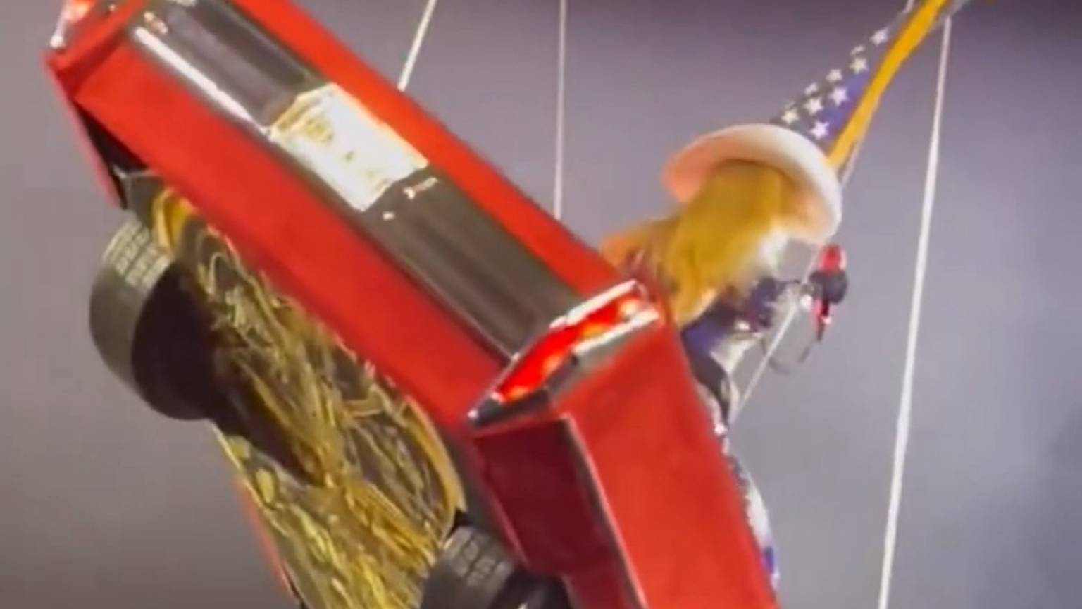 Beyoncé passa por susto ao ficar presa em 'carro voador' em show no Texas; veja o momento