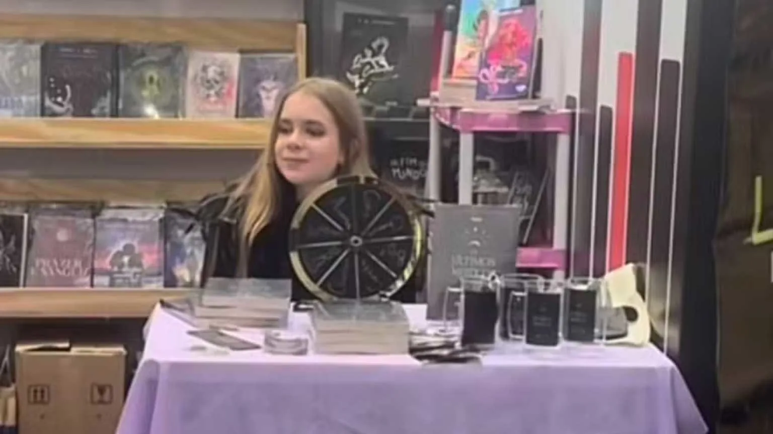 Após ser 'ignorada' na Bienal, jovem autora comove web e ganha nova chance de autógrafos neste sábado