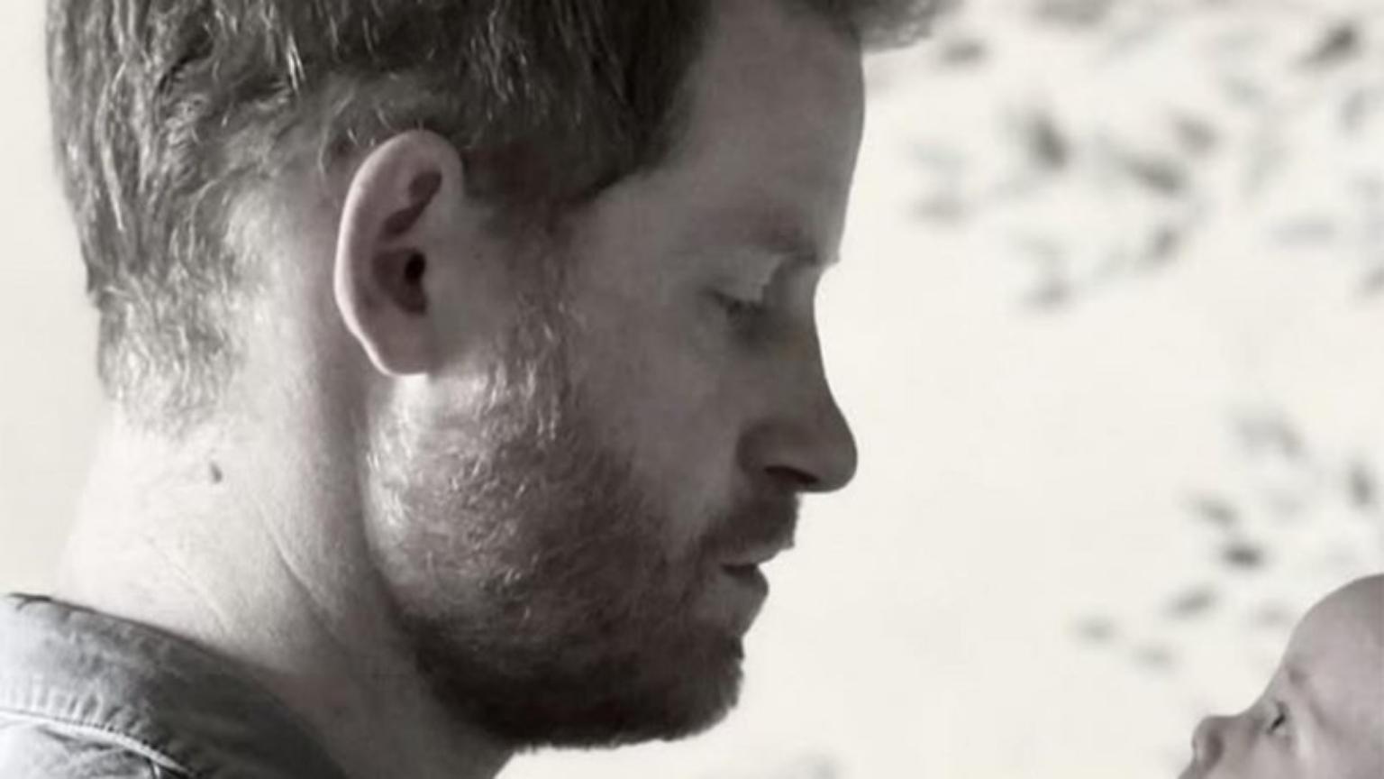 Princesa Lilibet faz 4 anos e Meghan Markle encanta com fotos raras ao lado de Harry