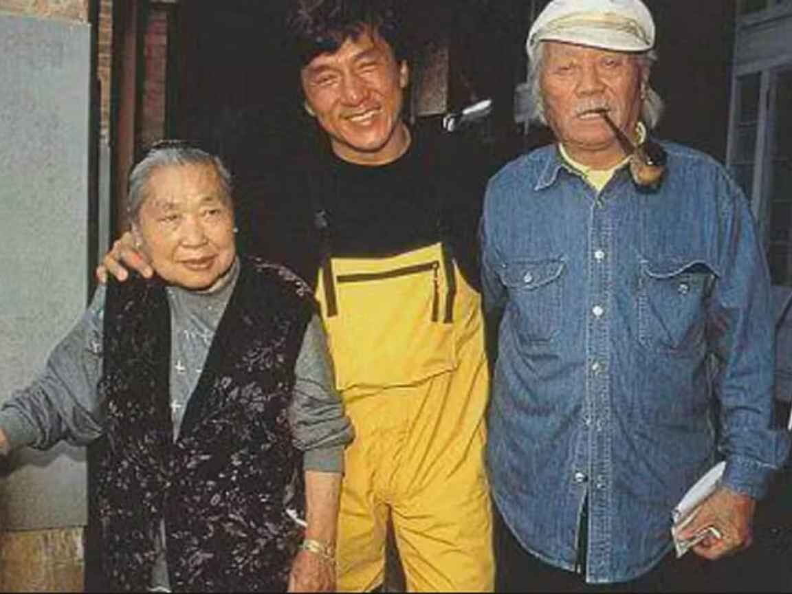 Jackie Chan: Pai espião conheceu mãe traficante em batida policial! Astro revela história surreal